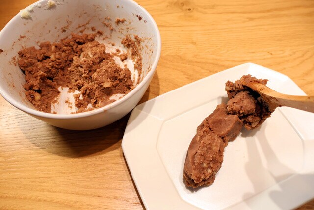 (4)固める! そのままスプーンで食べてもいいが、棒状に成形してラップなどで包めば持ち歩きできる栄養満点なスティックバー! ただし見た目は最低。食べるときは周囲の目に要注意