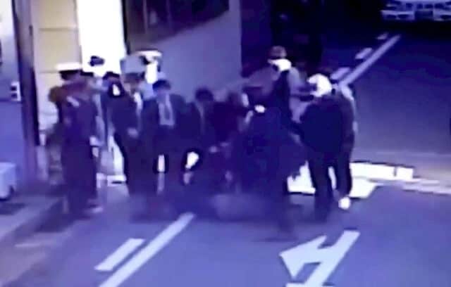 2016年12月に行われた山健組への家宅捜索では、大阪府警の職員が組員を袋叩きにする動画が拡散した