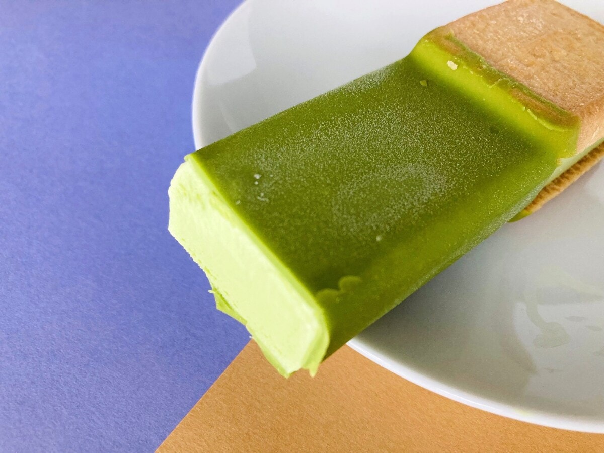 「すごく美味しかった！」「クッキーの塩味が好印象！」【セブン】「ガーナチョコクッキーサンド 抹茶」