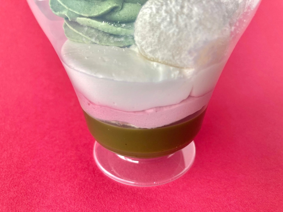 甘味と苦味のバランスが絶妙！【セブン】クリスマス感漂う宇治抹茶といちごのパフェ