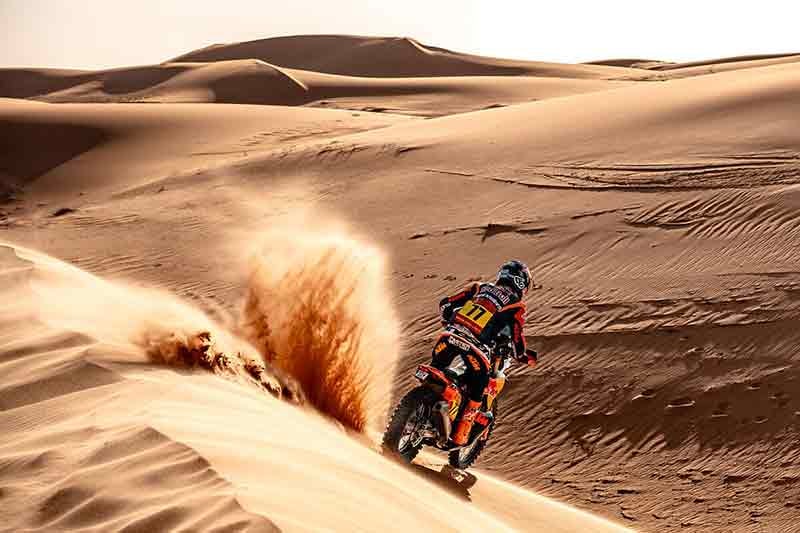 【KTM】ルシアーノ・ベナビデスがダカール初優勝！ 2秒差の激闘を制し KTM が通算21勝目 記事3