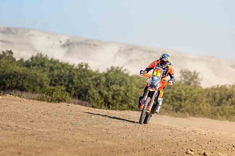 【KTM】ルシアーノ・ベナビデスがダカール初優勝！ 2秒差の激闘を制し KTM が通算21勝目 記事4