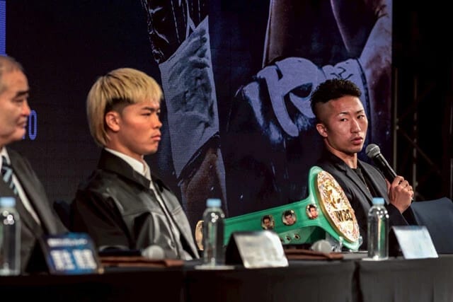 9月25日の記者会見の席上。井上拓真は、「人の話を聞いているのか」とばかりに那須川天心（左）に鋭い視線を投げかけた