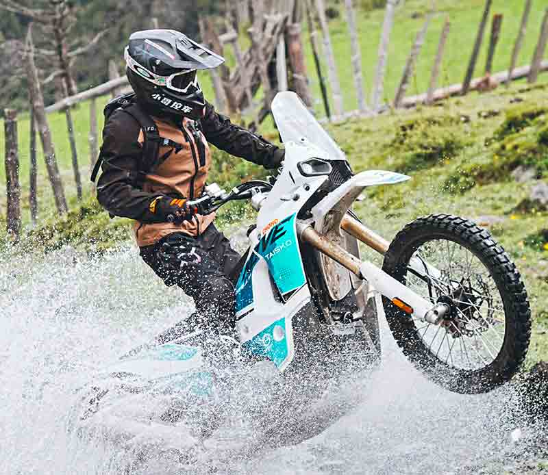 【KOVE】ダカールスペックの公道仕様車「KOVE 450RALLY」新グラフィック採用のセカンドロットを2025年1月発売！ 記事1