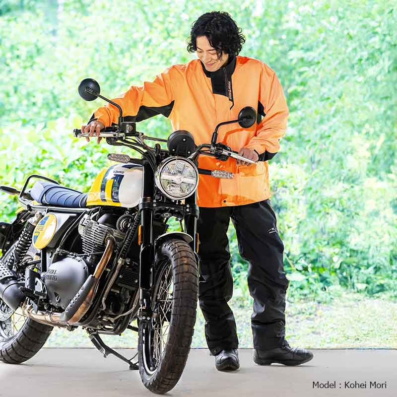 バッグを背負ったまま着られる「デュアルテックス3レイヤーBIBレインスーツ」がラフアンドロードから発売（動画あり） 記事1