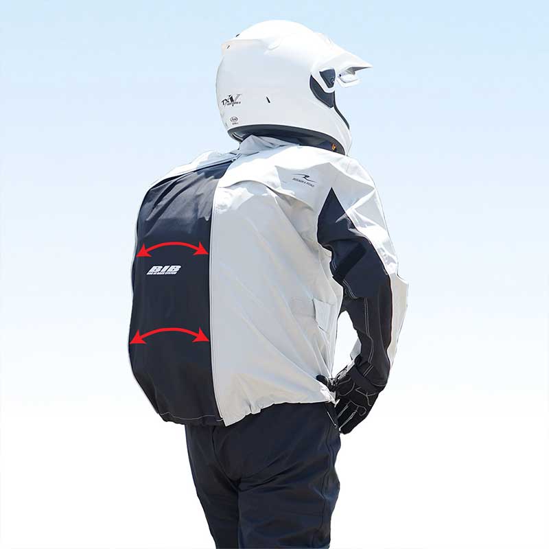 バッグを背負ったまま着られる「デュアルテックス3レイヤーBIBレインスーツ」がラフアンドロードから発売（動画あり） 記事7