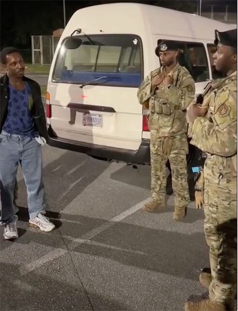 嘉手納基地に連行されたのち、拘束を解かれた米国人男性。その際に憲兵は「IDを見せない人間は日本人でも拘束できる」と発言した