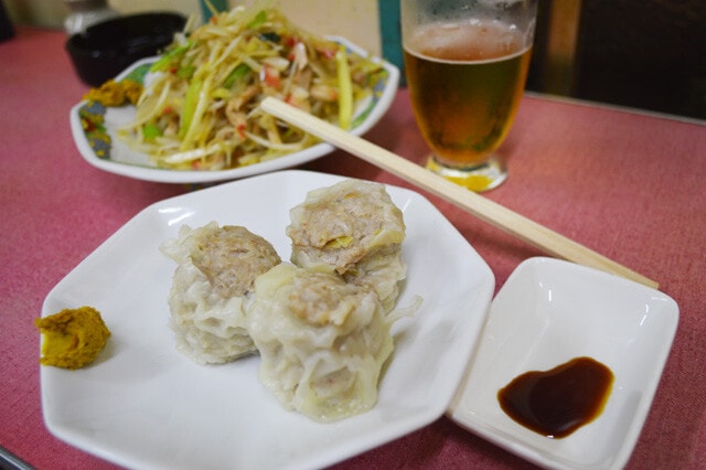 移転前の店内の萬福のシュウマイ。後ろは「中華つまみ」