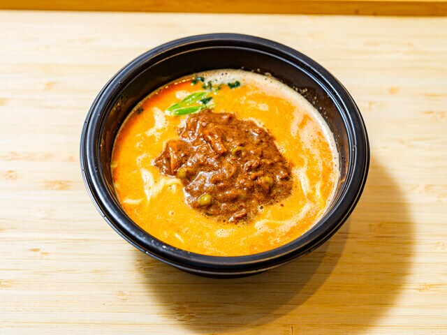 ドライカレー担々麺　「噂の名店 湘南ドライカレー 珊瑚礁」を使用。冷凍担々麺に半量ほど入れるだけ。スパイス感とひき肉が加わり満足度爆上がり！