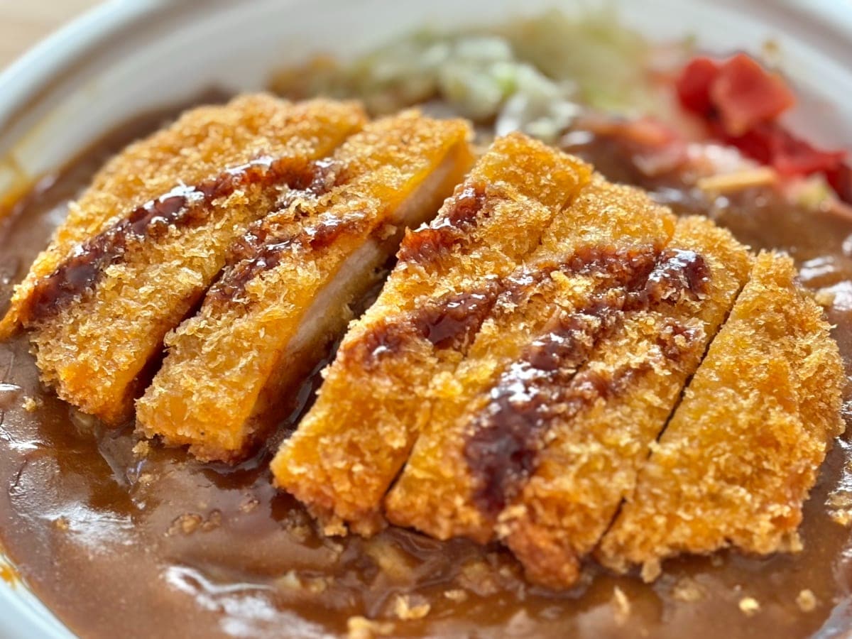 ロースカツがど~んと!!【ファミマ】地方発祥の有名カレーが登場中