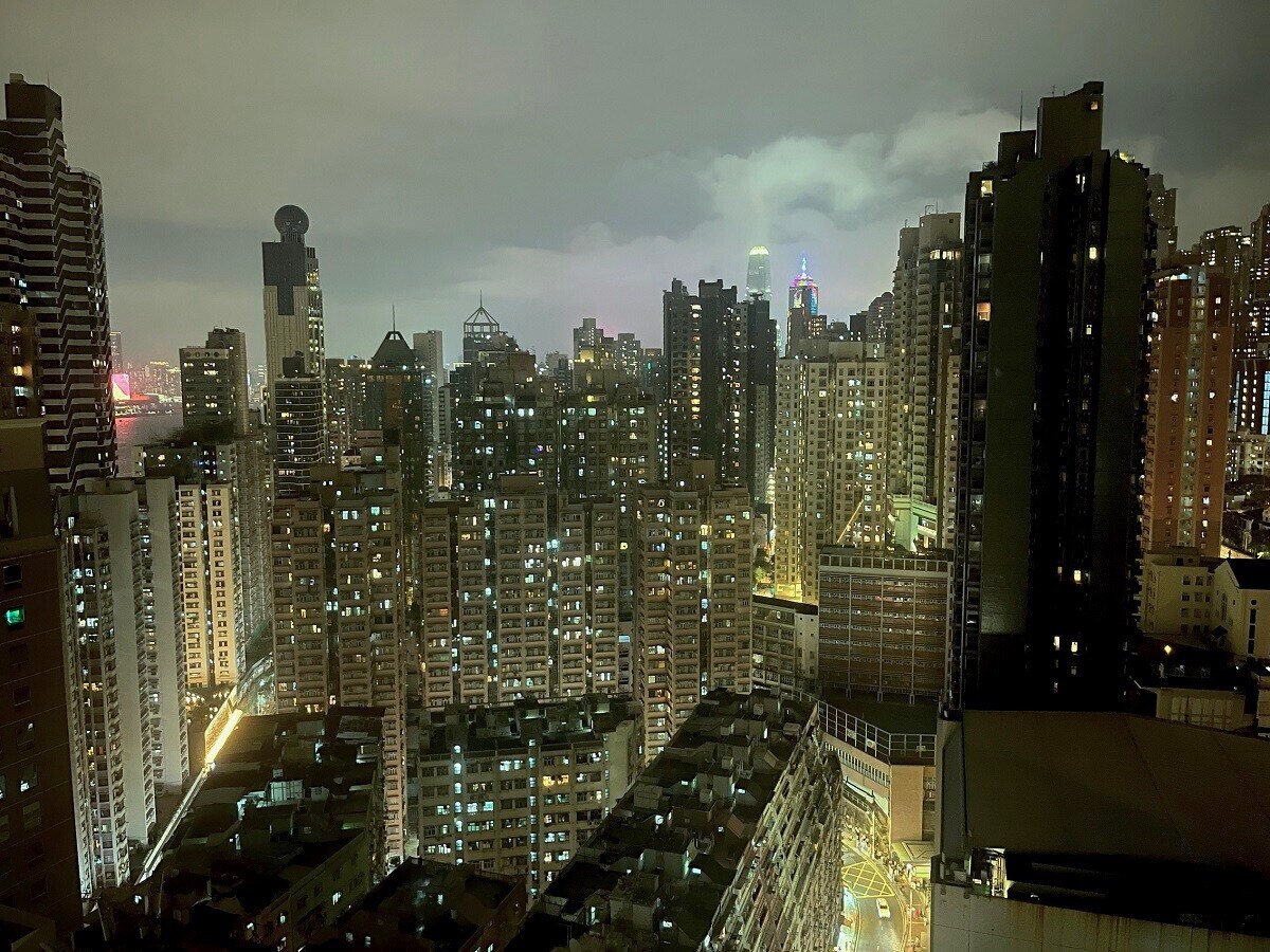 香港のホテル最上階からの、マンション群の夜景。この密集感が、なんか香港っぽい感じ