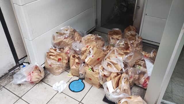 SNSで拡散されている、廃棄された食品の写真。フードロス削減をうたうマクドナルドの対策のずさんさに批判が集まった