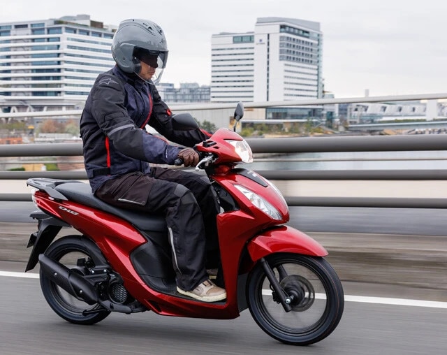 ホンダ ディオ110ライト 価格:23万9800円　前後14インチの大径ホイールで、クラスを超えた安定感を実現。さらにアイドリングストップやフロントディスクブレーキなど豪華装備を搭載しながら、この価格設定は圧巻