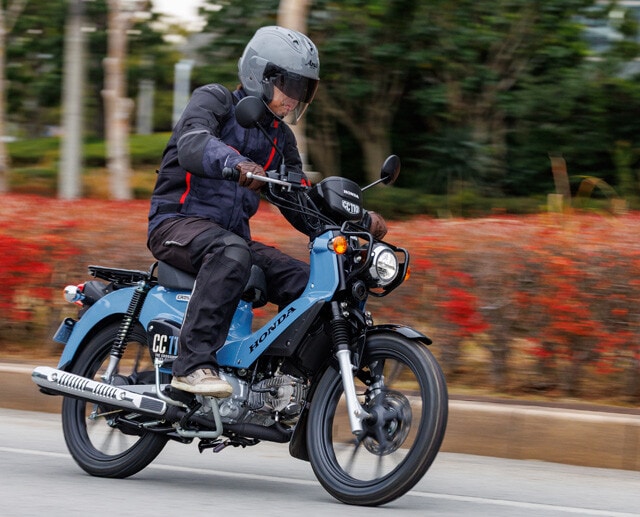 ホンダ クロスカブ110ライト 価格:40万1500円　フロントには太めのタイヤを装着し、ブレーキも強化でタフなスタイルに！　街乗りからアウトドアまで幅広く活躍。さらに多機能液晶ディスプレーを搭載し、機能性も超絶進化