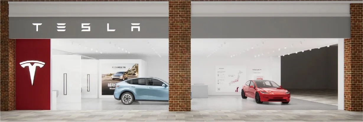 テスラのショールームの様子。水色の車と赤い車が展示されており、壁にはテスラのロゴが大きく表示されている。