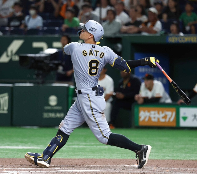 左打者に不利な浜風が吹く甲子園を本拠地として戦いながら40本塁打&102打点を記録した佐藤輝