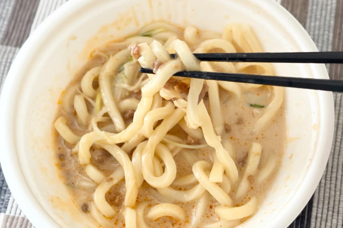 「思わずニンマリ」「まろやかで優しい味」【ファミマ】のピリ辛うどん