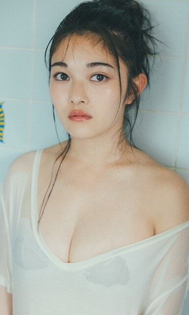 井上咲楽デジタル写真集『Peak Bloom』／撮影：東京祐