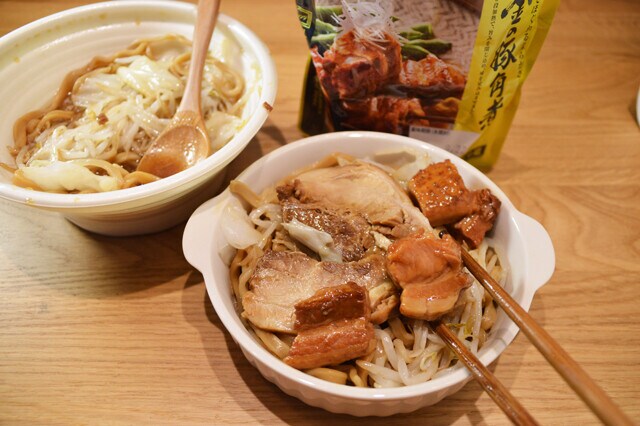 豚ラーメンの麺と具全量とスープ半量をグラタン皿に移し、金の豚角煮とチーズをのせてオーブンで焼く。豚のうまみの暴力だ!