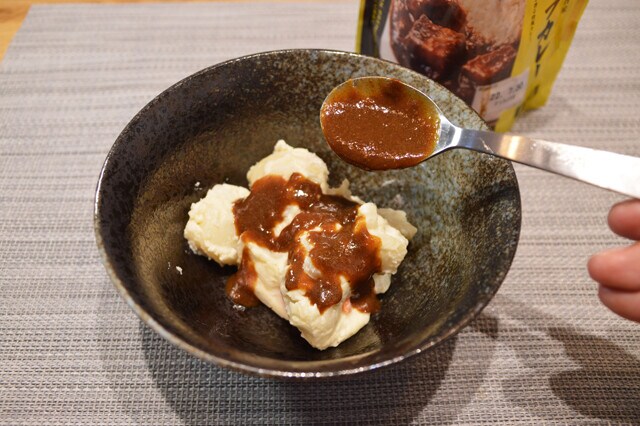 ポテトサラダに金のビーフカレーのルウを少し混ぜるだけ。カレーを食べるときに少しルウを残しておけば、1パックで2度ウマい!