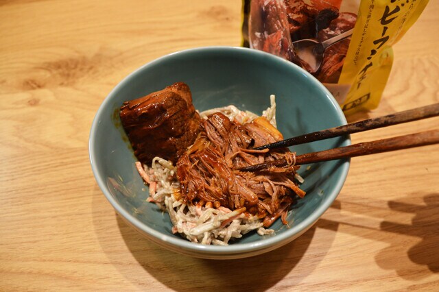 金のビーフシチューから肉を1、2切れ取り出し、ほぐしてごぼうサラダとあえるだけ。残ったシチューはそのまま食べればOK!