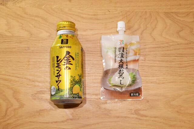 缶に絞って入れるだけッ! 金のレモンサワーにチューブの国産大根おろしを入れるだけのお手軽で健康的なバカレシピ。シャキシャキ食感と大根の風味がクセに!