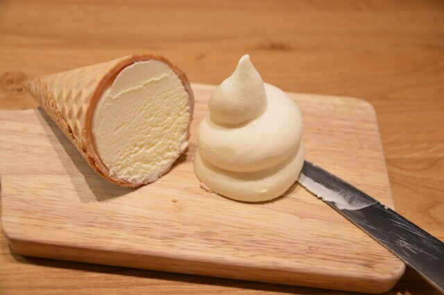 金のアイス ワッフルコーン ミルクバニラにココアスティックを振りかける。コーンとアイスを分けなくてもウマさ最強!