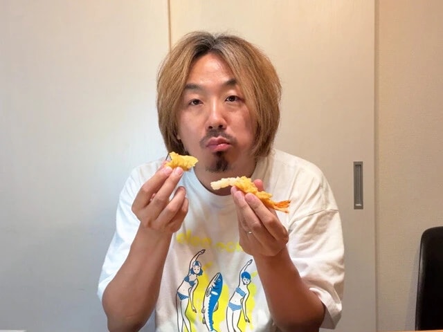 （１）エビ！　丸亀製麺のえび天は魚介トマトスープのうまみアップに超有効だ。しかし、そのままだと衣がドロッと溶けてしまうので、あらかじめ衣だけ剥がして食べてしまおう