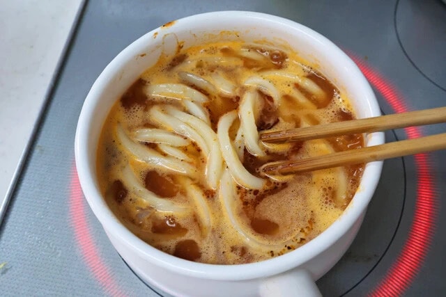 （３）煮込む！　さらに丸亀製麺のうどんを好きなだけ投入し、麺がスープをしっかり吸収するまで5～10分くらいグツグツと煮込み続けよう。この間もこまめにかき混ぜることを忘れずに！