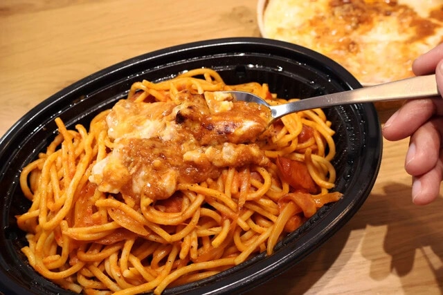 （２）移植！　スパゲッティーのパンチョでテイクアウトしたナポリタンを温めたら、（１）で回収したソースを上からかける。2種のソースは混ざってしまっても問題ない。できるだけ移植しよう