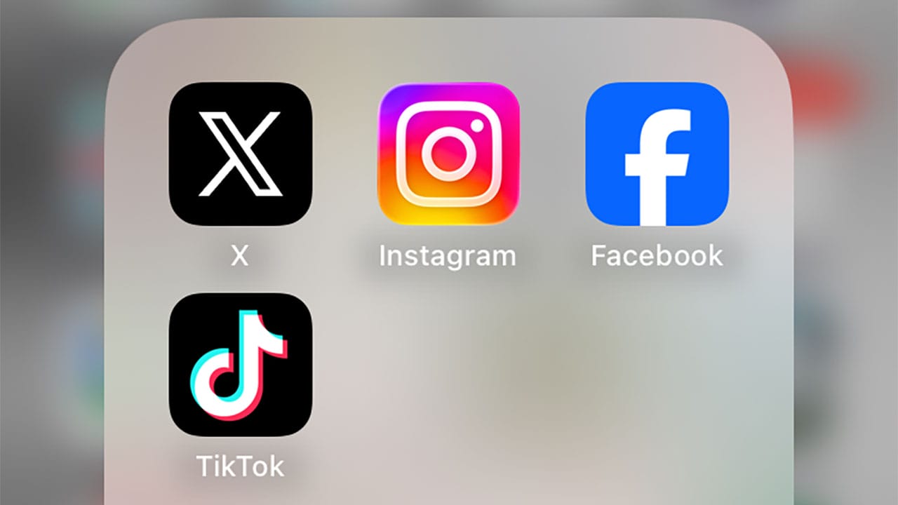 世代・性別で異なるSNS利用動向 高齢層はFacebookで知人の状況把握が突出の画像1