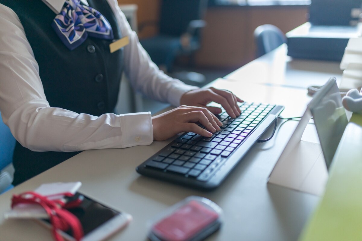 義父に何度もせがまれ……「家族だから」と奪われ続けた年収400万・27歳女性の決断