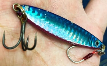 ショアジギにおける100均メタルジグの使い方と使い所 「安いから釣れない」は間違い!