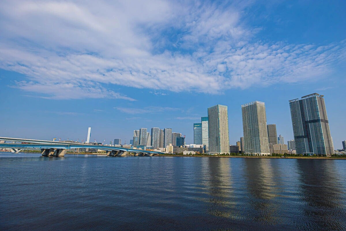 1億円以上の高層階には超富裕層が、中層階には年収1500万円あれば住めるタワマン。大震災の時はめちゃくちゃ揺れて、津波の被害も予想されるが...（写真：photo-ac）