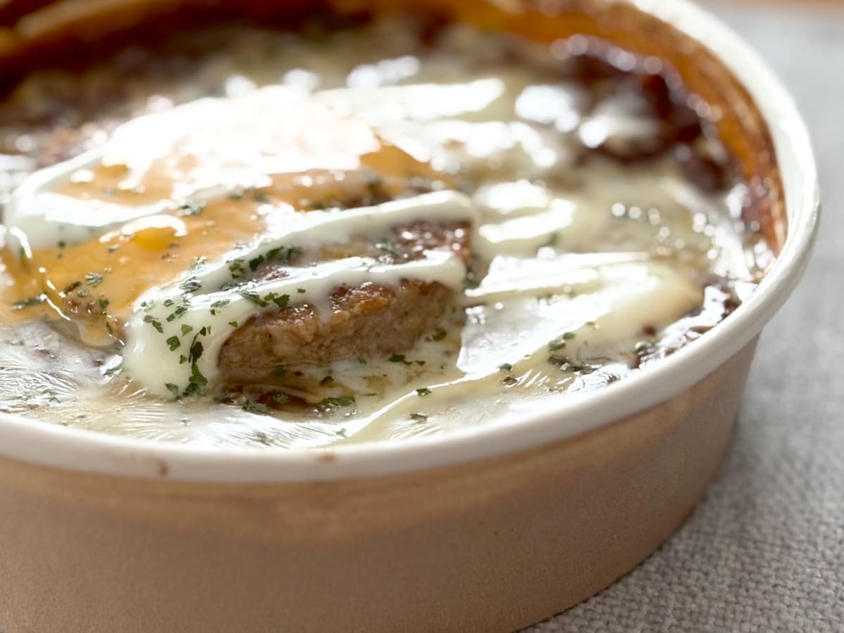 大人気の“あれ”がど～ん！【ファミマ】の新商品は濃厚ソースに大満足