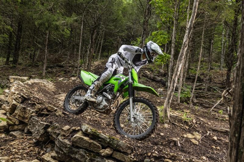 カワサキからフルモデルチェンジとなったコンペティションモデル「KLX230R」「KLX230R