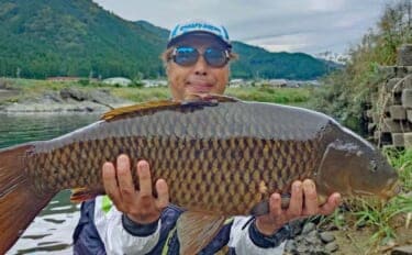 「ノベザオ一本で巨ゴイとガチンコ勝負!」豪快ファイトで76cmを手中【岐阜・長良川郡上】