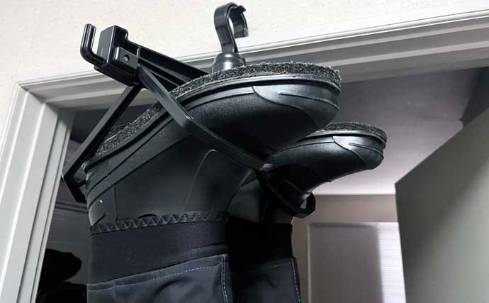 「転んでウェーダーが破けた！」 ボンドを使った補修方法と作業時の注意点を解説