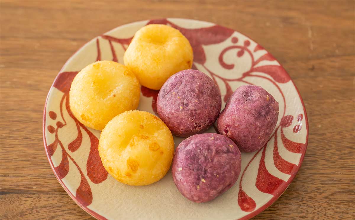 「梅干しに見える」と話題!? セブン新発売【ホットスナック】2種がしょっぱい系と甘い系で最高