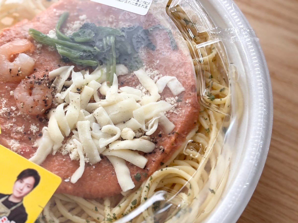 「最後まで飽きない」「匂いはピザ」【ファミマ】のコラボパスタが美味