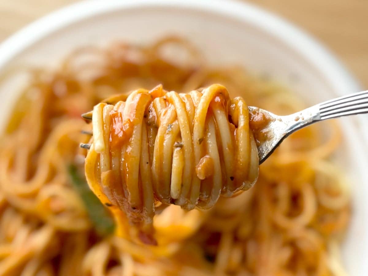 「最後まで飽きない」「匂いはピザ」【ファミマ】のコラボパスタが美味