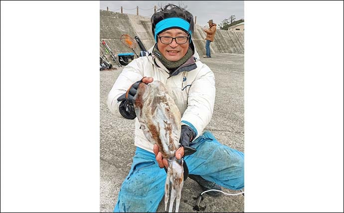 初島のウキフカセ釣りで40cm級メジナ手中【静岡・熱海沖】泳がせではアオリイカも登場