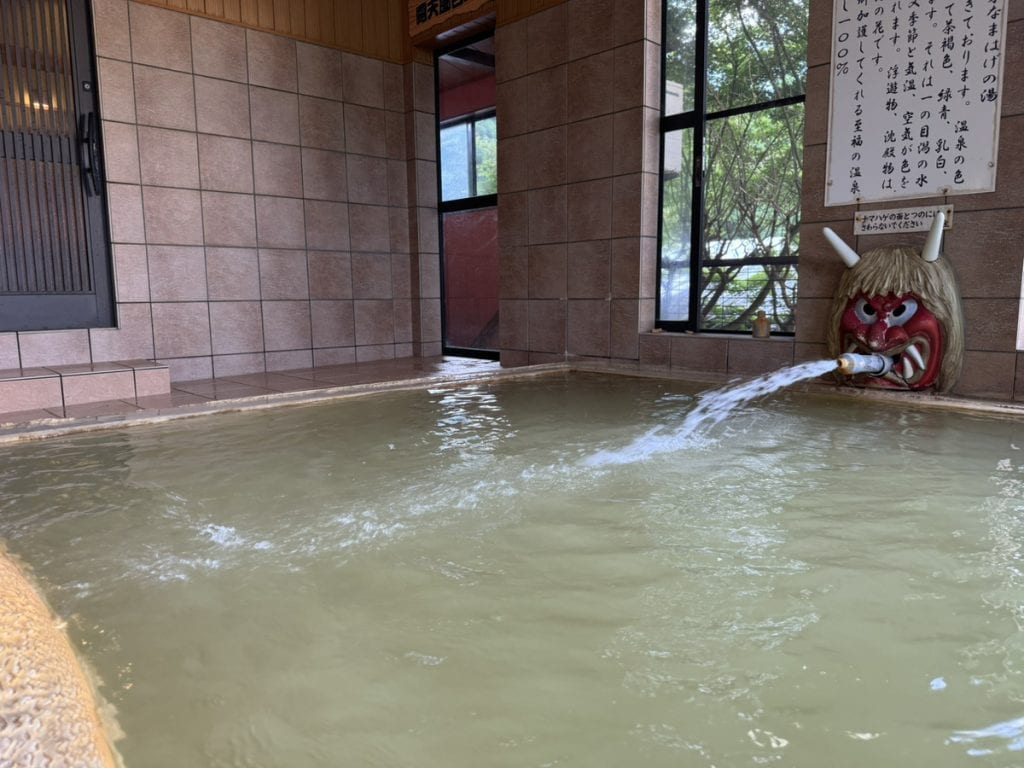 ナマハゲと濁り湯と郷土料理を堪能　秋田・男鹿で五感を揺さぶる非日常の旅　「男鹿温泉郷 元湯 雄山閣」　【コラム：おんせん！　オンセン！　温泉！】 （秋田県男鹿市）