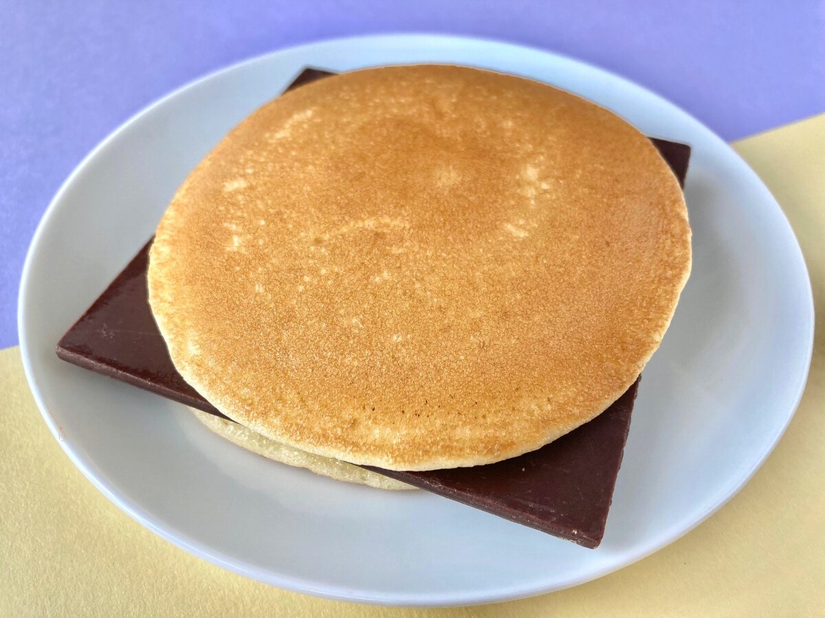 チョコも生地もとっても甘々！【ローソン】背徳感がヤバい板チョコをサンドしたパンケーキ