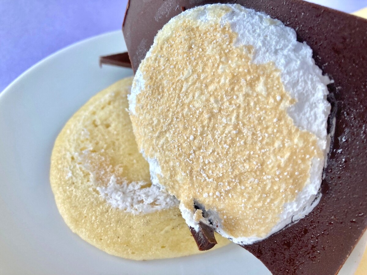 チョコも生地もとっても甘々！【ローソン】背徳感がヤバい板チョコをサンドしたパンケーキ