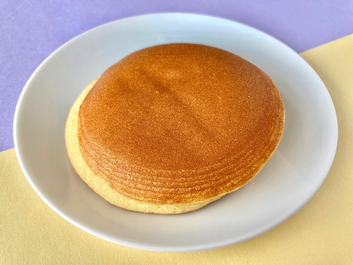 とっても甘くて緑茶との相性バッチリ!?【セブン】バター入りクリームが入ったどら焼