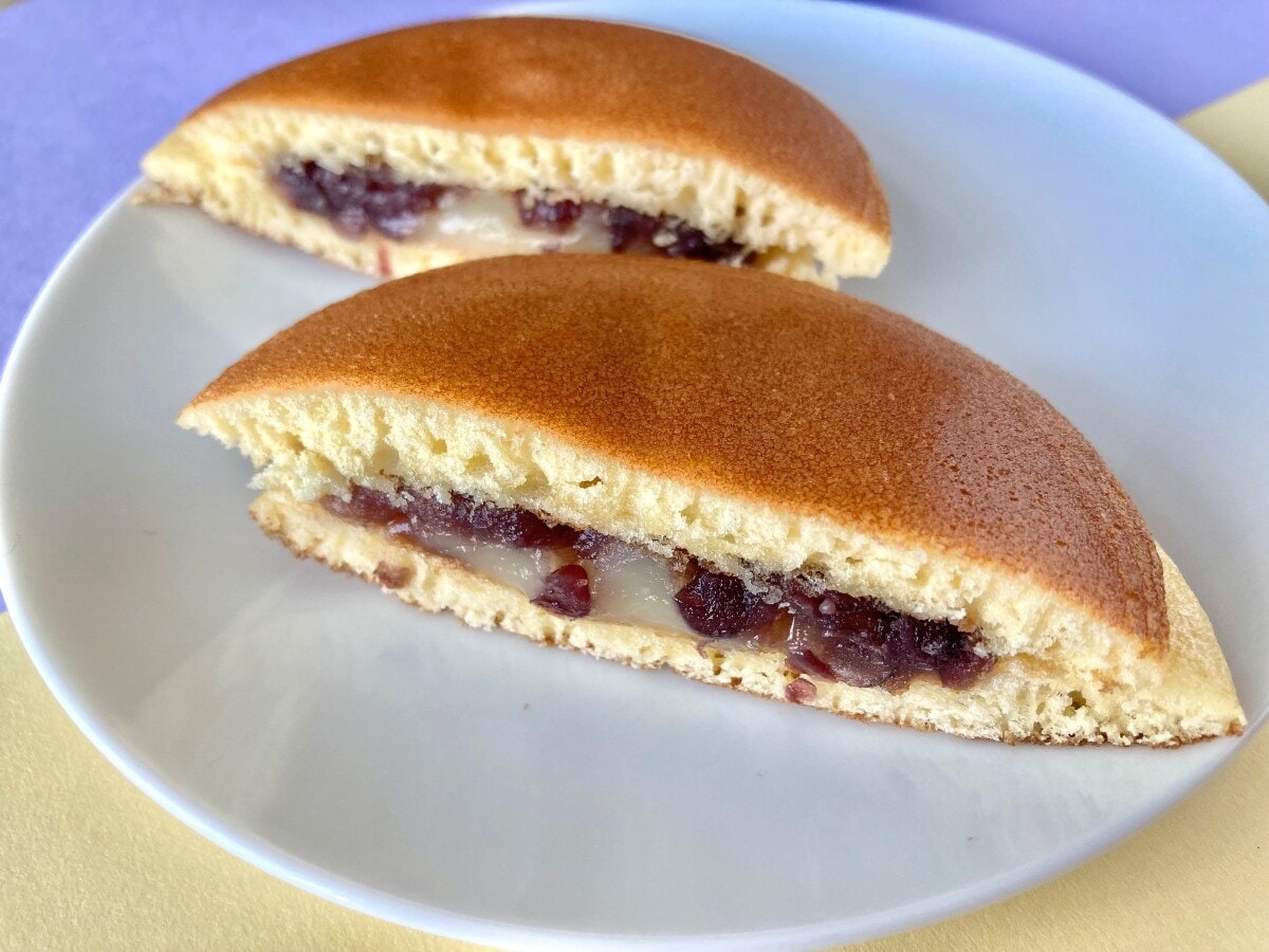 とっても甘くて緑茶との相性バッチリ!?【セブン】バター入りクリームが入ったどら焼