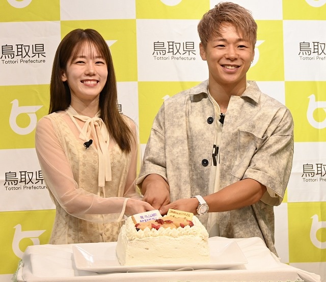 武尊選手夫妻を「鳥取県ベストペア」に任命　東京・新橋で開催の「梨フェア」で ウェディングケーキに入刀する武尊選手夫妻