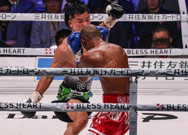 キック時代の名残りを見せる天心のフットワーク。パンチに最適化されたスタイルへの移行が今後の課題か