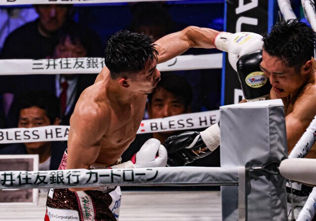 容赦のない強打の連発で西田凌佑相手に6回終了時TKO勝利を収め、中谷潤人はWBC&IBF世界バンタム級王座統一を果たした